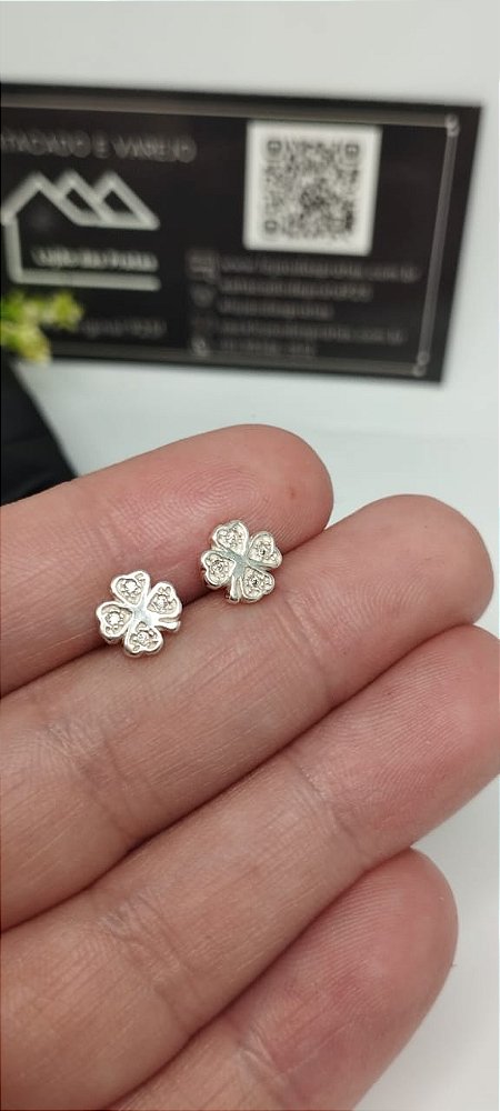 *Brinco Trevo de três folhas com micro pedra central em prata 925*
