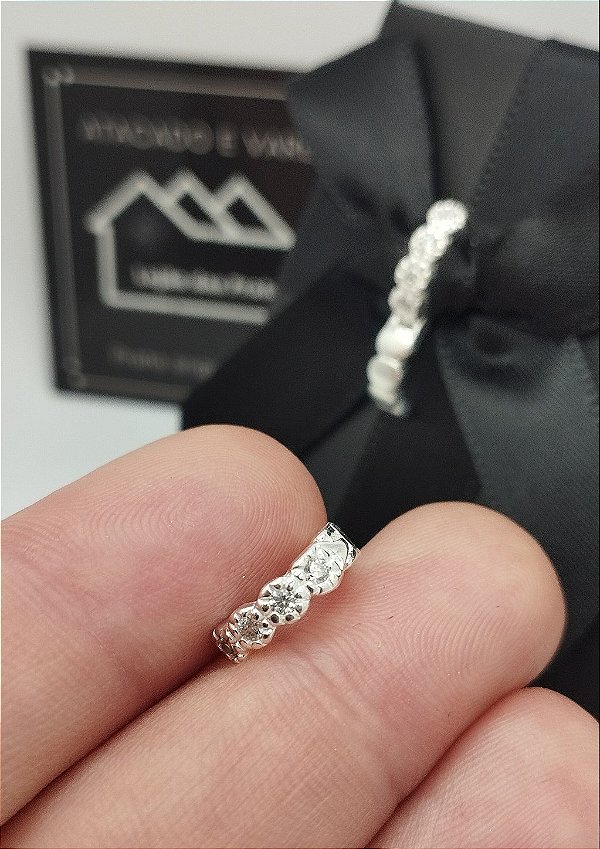 Brinco Argola com Metade em Pedras e Metade Lisa em Prata 925