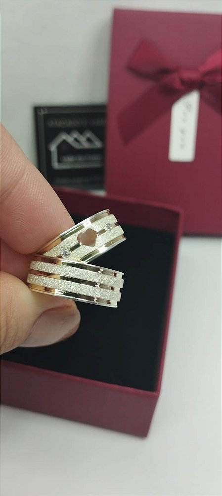 *Aliança de Compromisso, Namoro ou Noivado 0,8mm fosca prata com fios de ouro*
