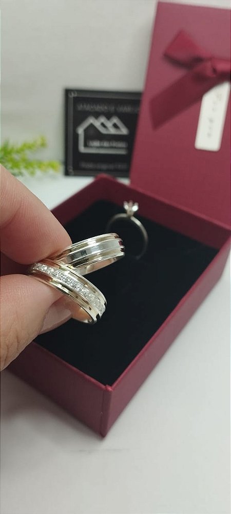 *Alianças em Prata 925 6mm, com fios de Ouro 18K maciço e fileira cravejada com pedras de zircônia (2mm)*