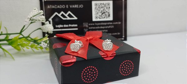 *Brinco Maçã laminada com pedras em prata 925*