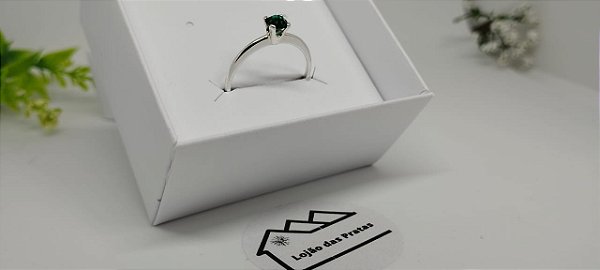 *Anel solitário com pedra verde em prata 925*