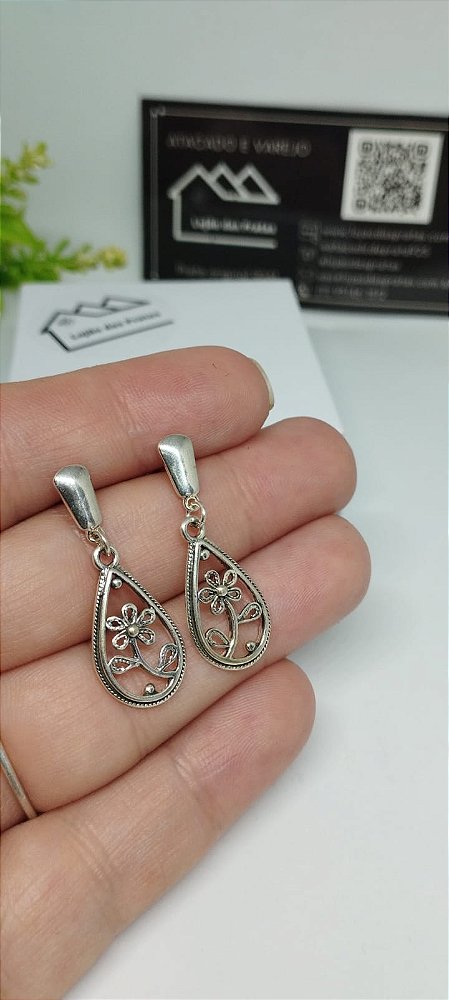 *Brinco Gota com Flores em prata 925*