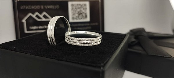 *Aliança 0,4mm cravejada com risca central em prata 925*