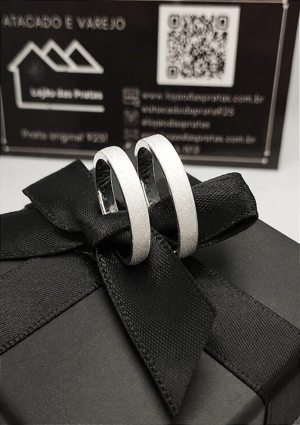 Alianças Diamantada - design reto em Prata 925 - 4mm (3 vezes de R$ 130,00 s/ juros)