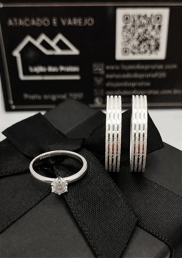 Aliança Cravejada com Risca Central em Prata 925 – Sofisticação e Brilho - 4mm (3 x de R$ 330,00 s/ juros)
