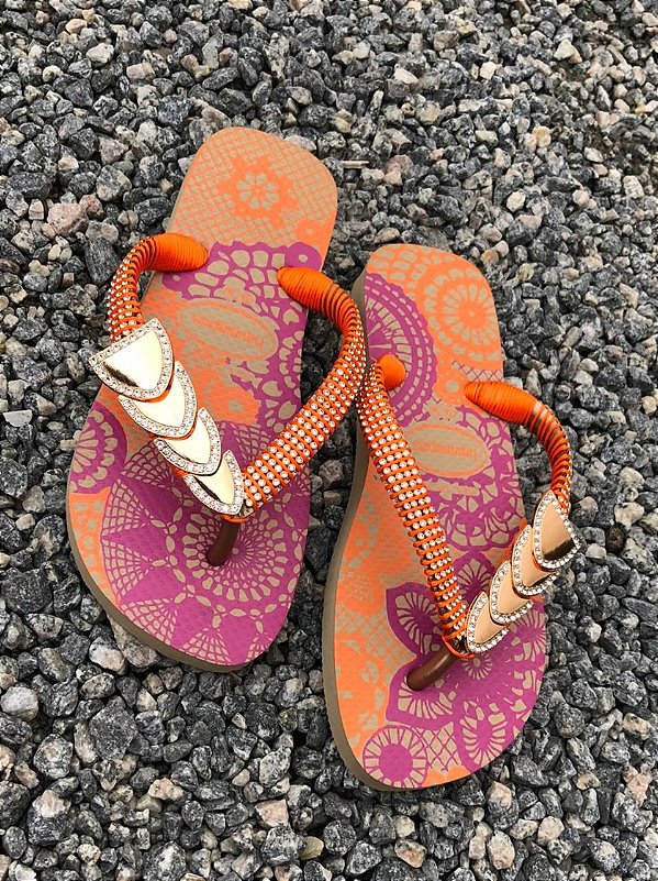 CHINELO HAVAIANAS ESTAMPADOS COM STRASS