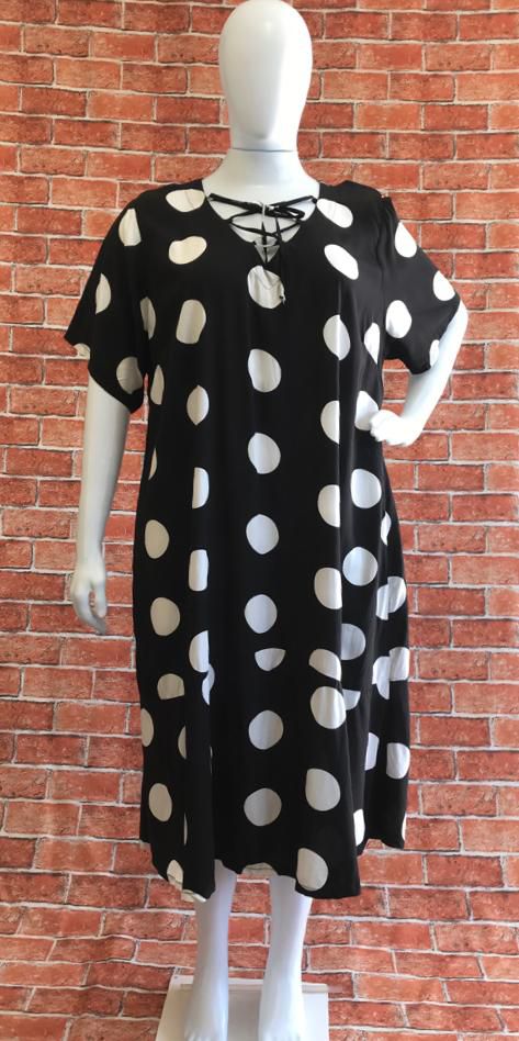 VESTIDO MUDI DE POAS GRANDES PLUS SIZE