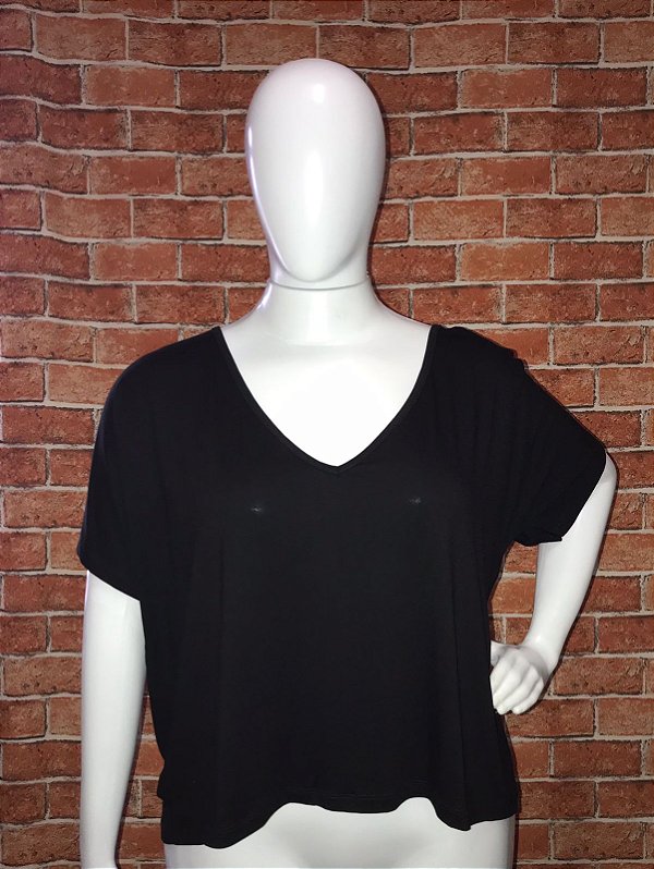 BLUSA PRETA COM DECOTE EM V PLUS SIZE