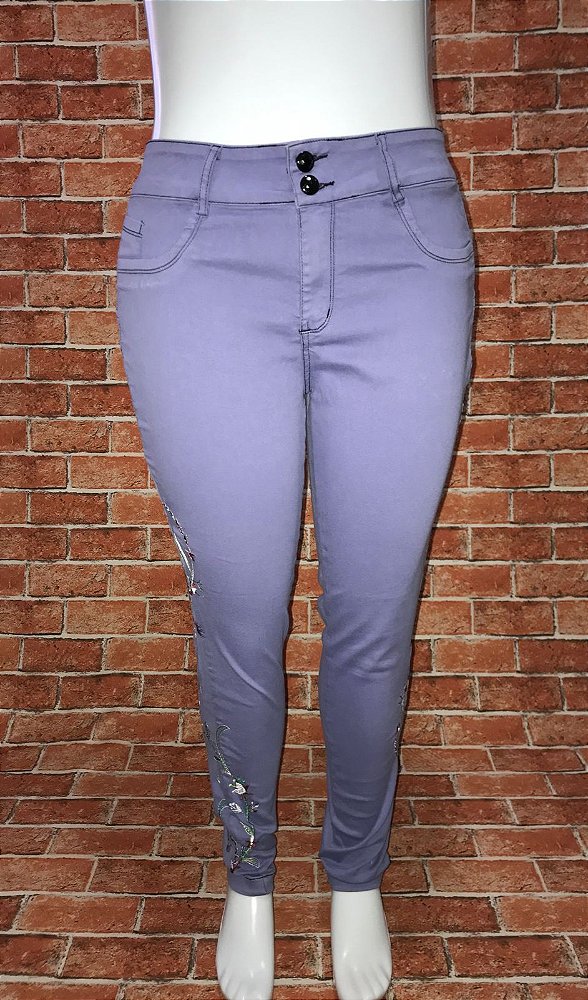 CALÇA COM BORDADO DE FLOR