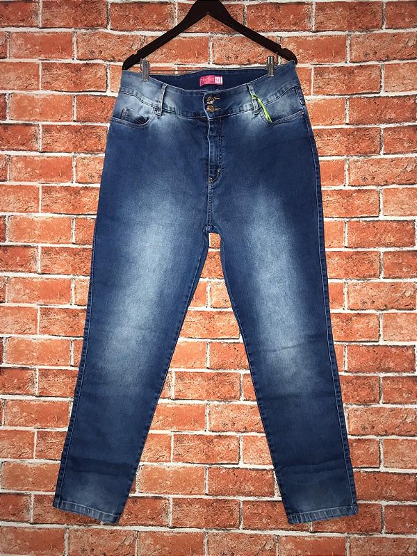 Calça jeans com detalhes bolsos
