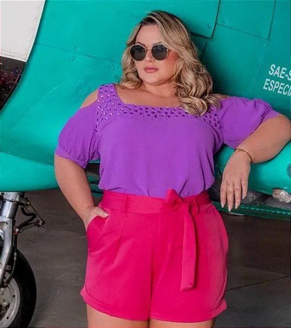 BLUSA LISA DECOTE COM PETRAS