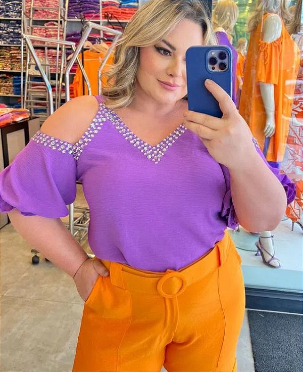 BLUSA LISA COM OMBRO VAZADO E STRASS