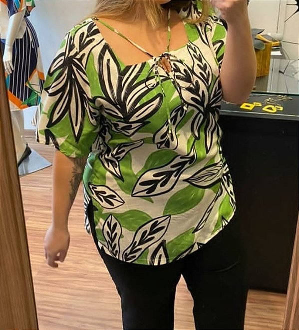 BLUSA ESTAMPADA COM DETALHES GALÃO E MANGAS LISAS