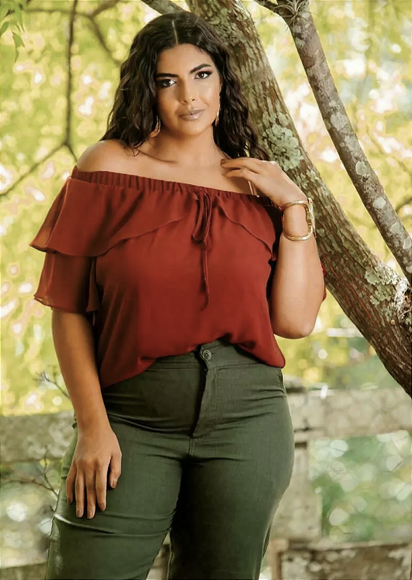 BLUSA LISA EM CHIFFON DECOTE OMBRO A OMBRO COM BABADO