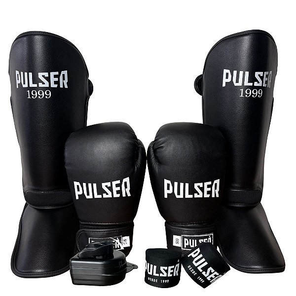 KIT LUVA 08OZ + CANELEIRA M/20MM + BANDAGEM + BUCAL - PRETO COM BRANCO  - PULSER