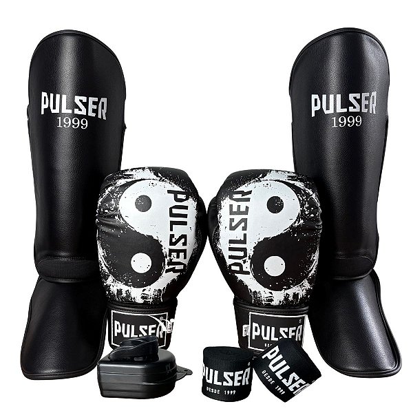 KIT LUVA 14OZ + CANELEIRA M/20MM + BANDAGEM + BUCAL - PRETO BRANCO YNG YANG - PULSER