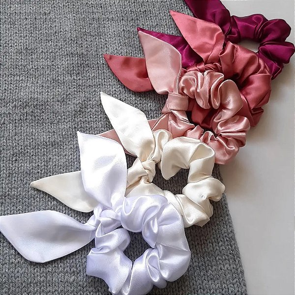 Scrunchie com laço acetinado