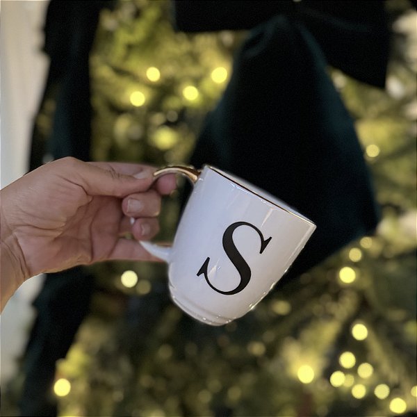Caneca de Porcelana Schmidt Personalizada com Monograma Preto (A-Z) e Detalhes em Ouro – To Home Decoração