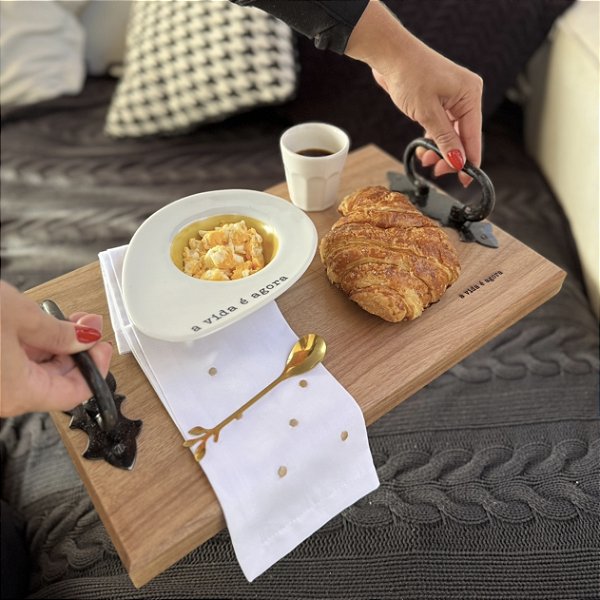 Bandeja de Madeira Cedro com Pé, Alças de Ferro e Gravação “A Vida é Agora” – To Home Decoração