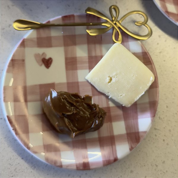Pratinhos de Pão Pintados à Mão - Xadrez com Detalhe em Coração
