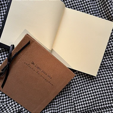Álbum de fotografia com capa dura de couro - "Um lugar para coleção de emoções"