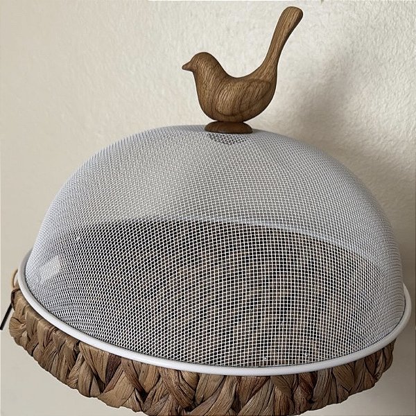Cúpula de metal com pássaro de madeira