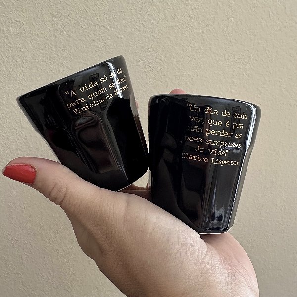 Dupla de Copos Pretos em Porcelana com Frases em Ouro – 80 ml | To Home Decoração