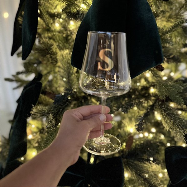 Taça de Cristal Allure Bordeaux com Inicial em Ouro – 620ml | Personalizada e Artesanal