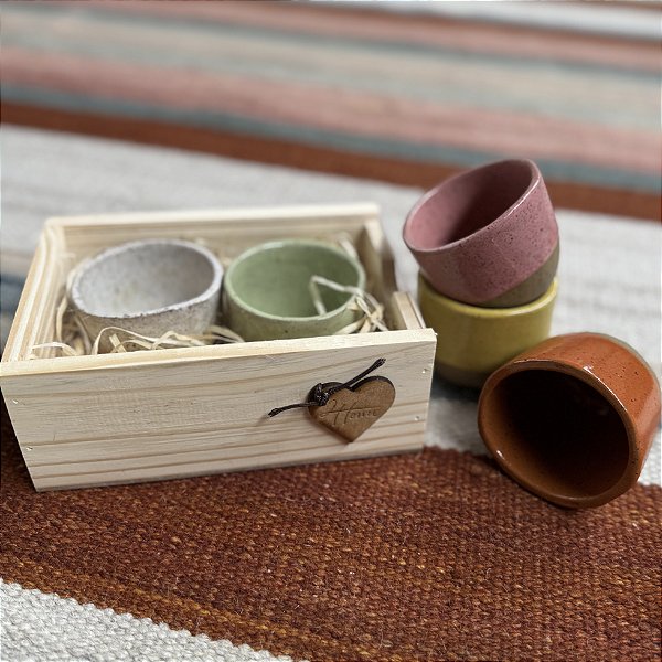 Kit Presente: Dupla de Copinhos em Cerâmica Artesanal e Caixa de Madeira – 90ml