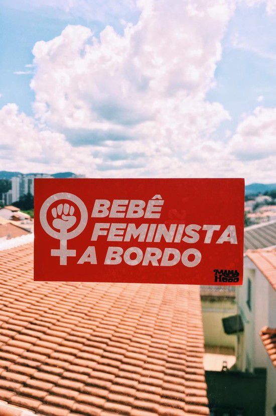 ADESIVO BEBÊ FEMINISTA A BORDO