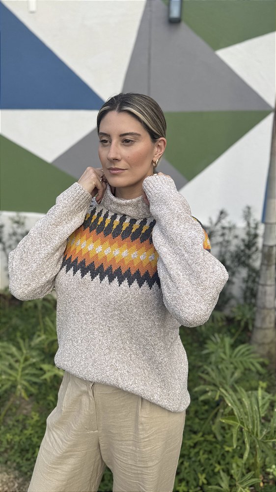 BLUSA GOLA ALTA EM TRICOT JACCARD