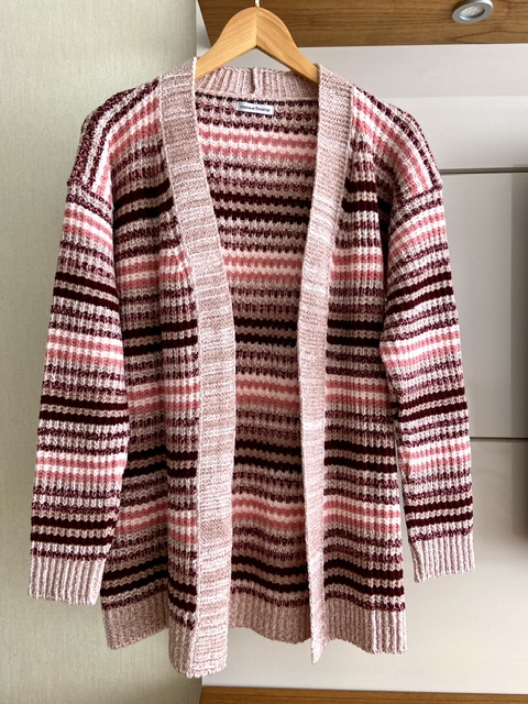 CARDIGÃ LISTRADO EM TRICOT