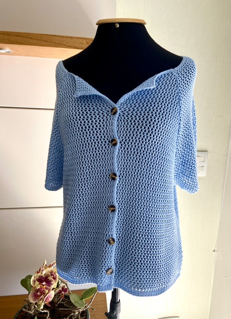BLUSA RENDADA COM BOTÕES EM TRICOT