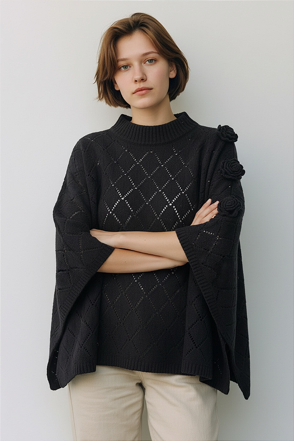 PONCHO COM FLORES EM TRICOT
