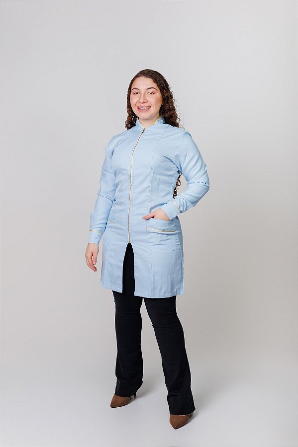 Jaleco de zíper azul bebê com detalhes dourado