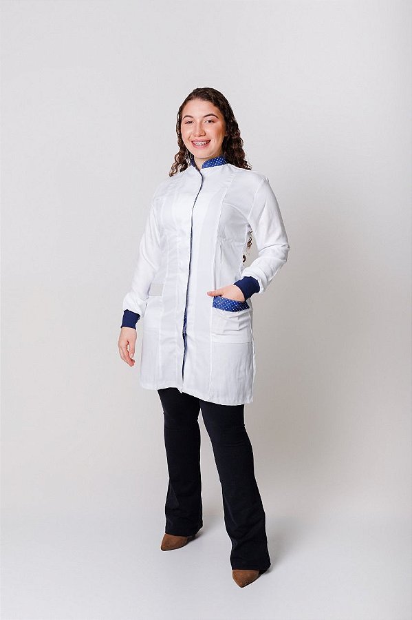 Jaleco branco com detalhes poá azul