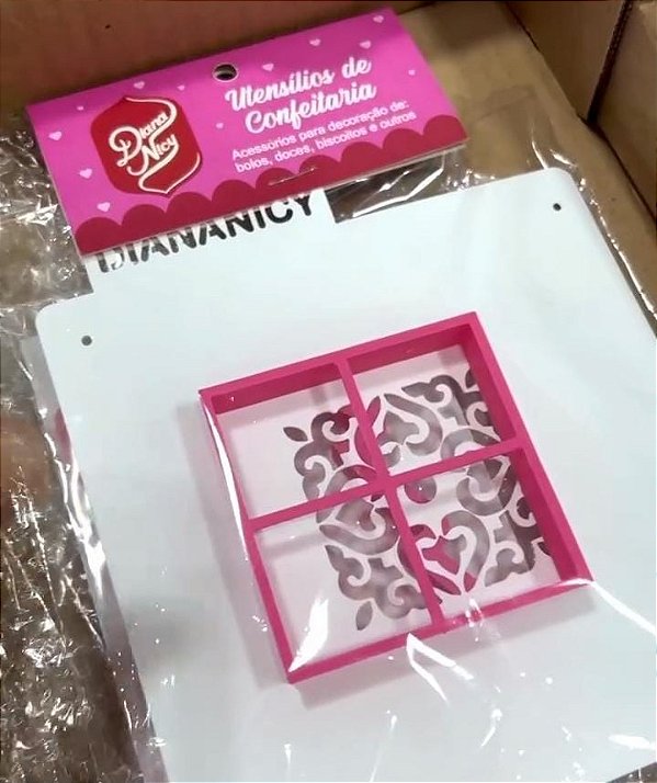 Estêncil Diananicy Nº 383 - Stencil Quadradinho com Cortador Quadrado
