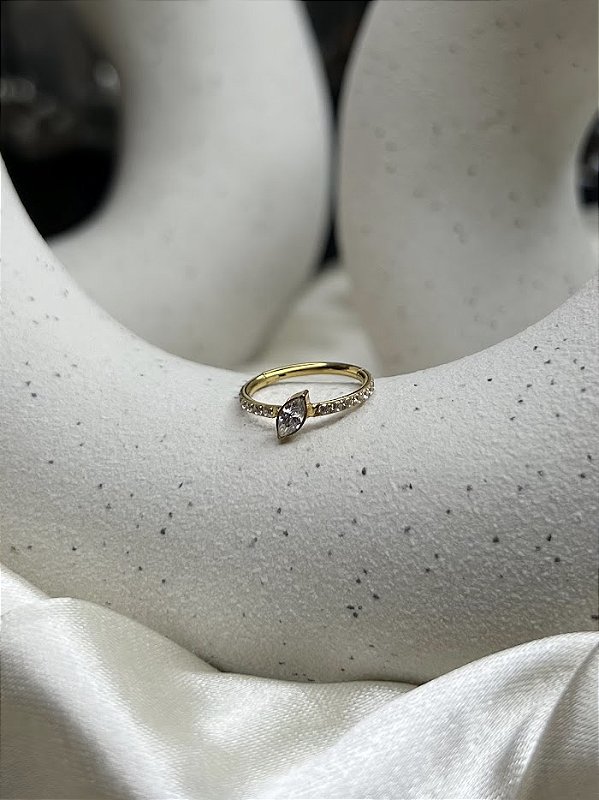 Segmento Articulado Zircônias cravejadas navete PVD Gold -TITANIO
