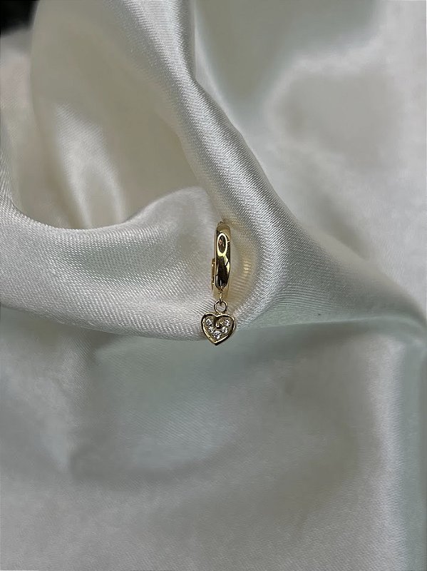 Argola pingente coração com zircônia - titânio gold