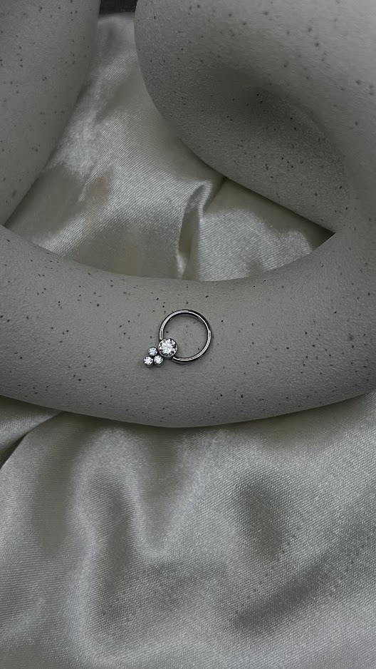 Captive ornamental titanio