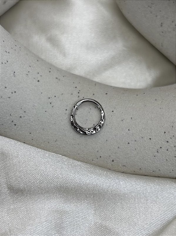 Argola martelada frontal - Titânio