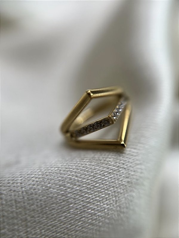Argola tripla zircônias -Titânio Gold