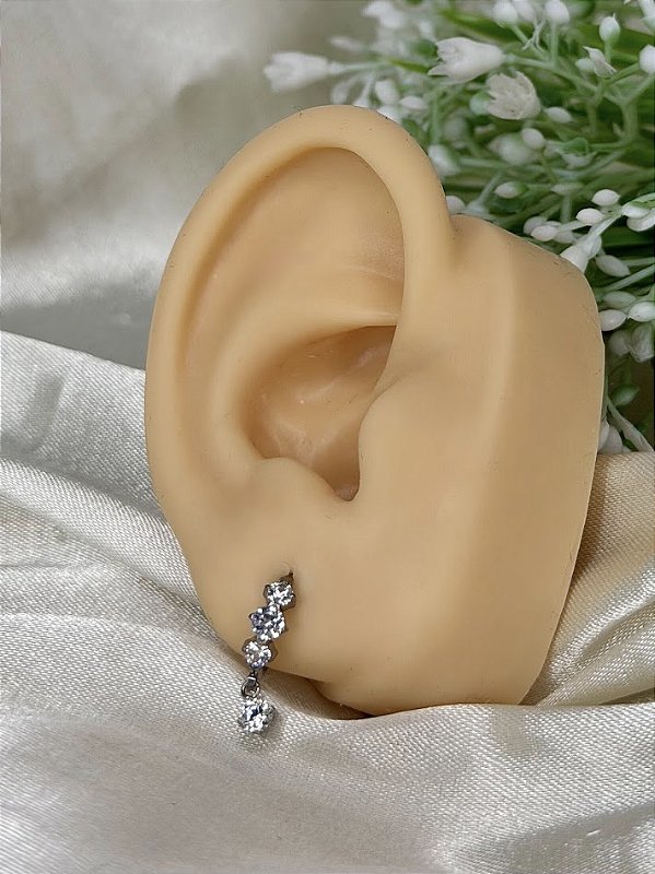 Argola com zirconia e pingentes -Titânio