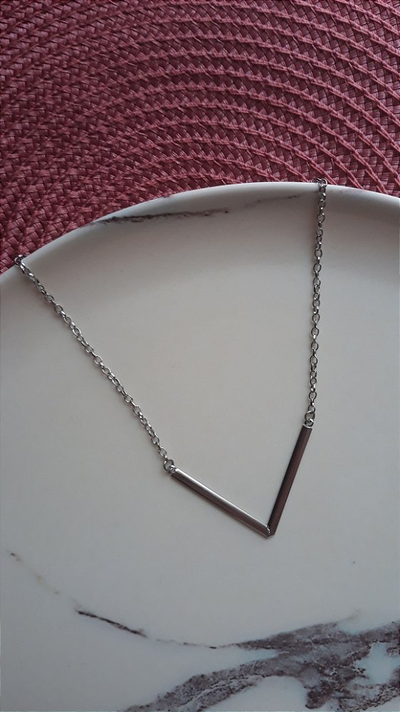Gargantilha com detalhe em V