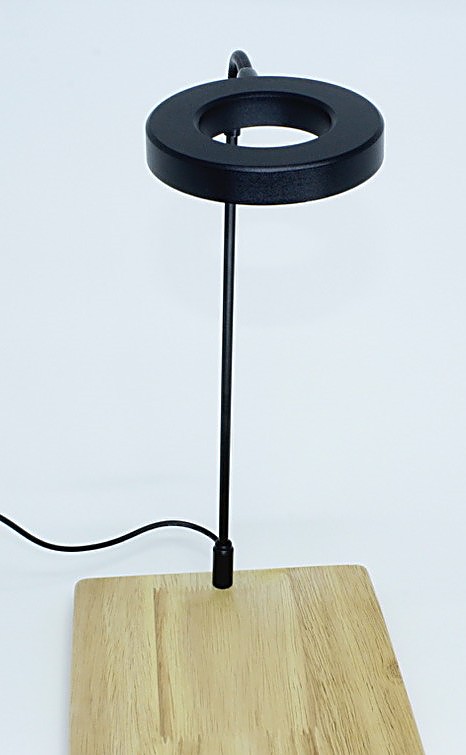 Mantis Luminária Articulável 10W c/ Base de Madeira 32x33 cm