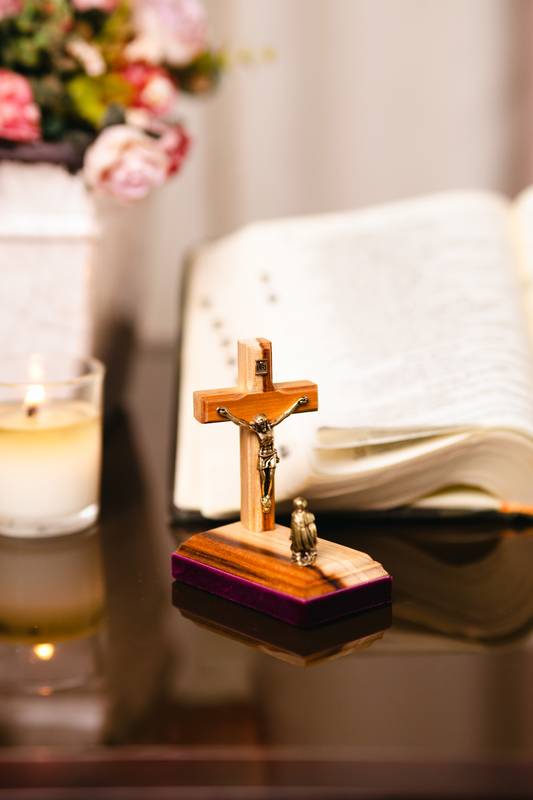 Crucifixo Madeira com Maria aos Pés da Cruz - Devocional