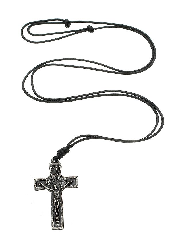 Cordão Crucifixo com Medalha das Duas Cruzes – Couro Sintético Preto e Crucifixo Prata Envelhecida 48cm