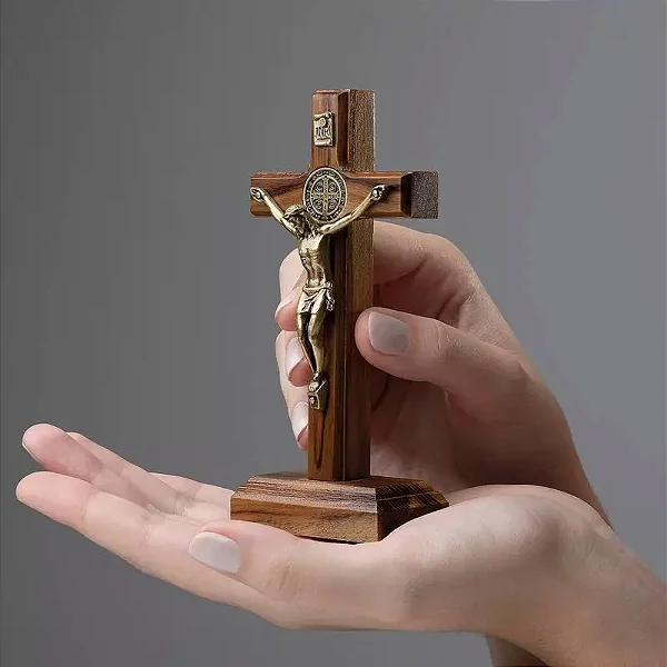 Crucifixo de Madeira Tradicional com Medalha de São Bento – 12cm