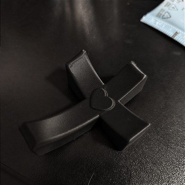 Cruz de Bolso Conforto e Fé: O Seu Refúgio de Paz na Palma da Mão - Preto